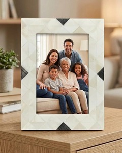 Cadre photo en os incrusté fait main, blanc ivoire avec accents de diamants noirs, motif géométrique, à poser sur table, de REHMAN CRAFT - Product Image 6