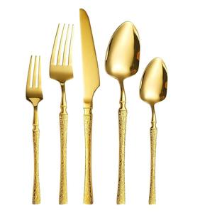 El tono metálico cálido crea una sensación acogedora y elegante en cualquier ambiente gastronómico, y el bonito juego de cubiertos conserva su encanto a lo largo del tiempo. - Product Image 1