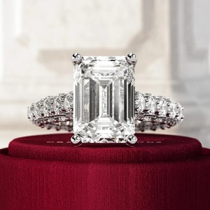 Bague de fiançailles en diamant de laboratoire 5 carats taille émeraude en or blanc 18 carats certifiée IGI, bijoux tendance pour femmes - Product Image 1