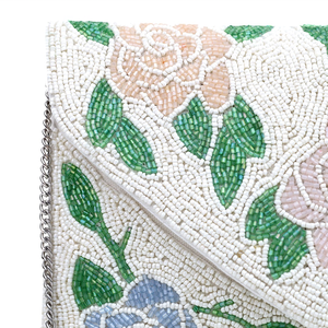 Bolso de mano ligero hecho a mano FAIZA CRAFT con cuentas, tipo sobre rectangular, con patrón floral, correa de cadena plateada y bordados. - Product Image 5