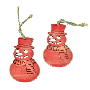 Pendentif de sapin de Noël en bois rouge de style nordique, bonhomme de neige, décorations de vacances de style campagnard vintage, ornements de Noël en bois découpés au laser - Product Image 1