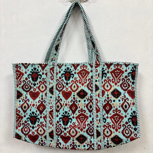Sac fourre-tout matelassé en coton écologique bleu aqua à motif tribal Ikat cœur, large, réutilisable, pour le shopping, les voyages et comme sac à main - Product Image 1