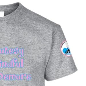 เสื้อยืดคอกลมแขนสั้นสีเทาเฮเทอร์สำหรับวัยรุ่นพร้อมดีไซน์กราฟิกสำหรับโรงเรียน เสื้อผ้าสตรีทแวร์ที่สวมใส่สบายทุกวัน - Product Image 5