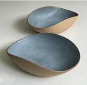 Bol de service en céramique rond, peint à la main, design minimaliste, passe au lave-vaisselle, durable, intérieur bleu, extérieur beige - Product Image 5