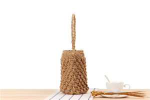 Découvrez un sentiment de sérénité naturelle dans ce magnifique sac en fil naturel, doté d'un cadre en forme de seau et d'une poignée tressée. - Product Image 3