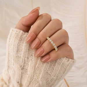 Bague de mariage classique en moissanite 925, coupe demi-rond, en argent sterling plaqué or blanc et jaune pour femmes. - Product Image 1