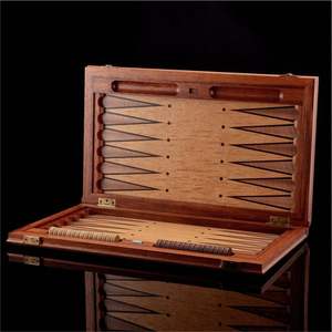 Plateau de Backgammon de Luxe Personnalisé - Design Unique en Plumes Naturelles, Jeu de Backgammon Portable en Bois avec Dés et Shakers - Product Image 6