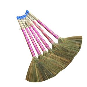 Escoba de hierba ecológica de marca de Vietnam con palo de escoba de hierba de mango largo, limpieza de uso doméstico estándar internacional - Product Image 1