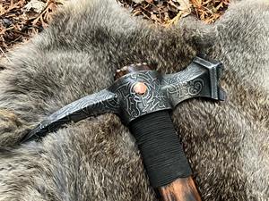 Bochen 2026 Hacha de Batalla Industrial Multifuncional Portátil Forjada con Cabeza de Hacha y Mango de Madera de Palisandro para Acampar, Cortar Leña y Encender Fuego - Product Image 5