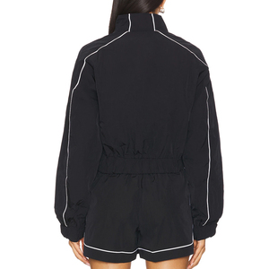 Ensemble 2 pièces sportif noir uni pour femme, avec short et haut à manches longues à capuche zippé, coupe droite, longueur genou, 100% nylon respirant et séchant rapidement, idéal pour le printemps - Product Image 3