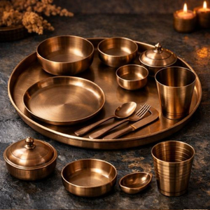 Ensemble de thali en bronze Kansa poli, comprenant une assiette gravée d'un arbre, des petits bols, un gobelet et une cuillère lisse, à prix de gros. - Product Image 5