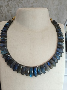 Collar de Labradorita de Alta Calidad con Cuentas Facetadas en Forma de Flecha Larga y Destellos de Color Azul Iridiscente - Product Image 1