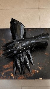 Gants de chevalier modernes en acier nickel noir, gravés et émaillés à l'ancienne, par Calvin Handicrafts pour l'art - Product Image 2