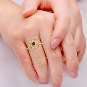 Anillo de Diamantes con Halo Floral y Piedra Roja - Product Image 3