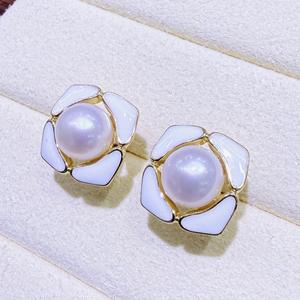 Boucles d'oreilles carrées blanches glacées en perles d'eau douce haut de gamme de Zhuji, polyvalentes pour le quotidien avec un design de niche - Product Image 1