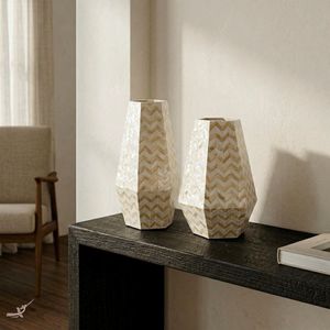 Vase décoratif haut en forme de prisme, mosaïque chevron en or avec incrustation de nacre naturelle, fait main, pour la décoration de la maison - Product Image 2