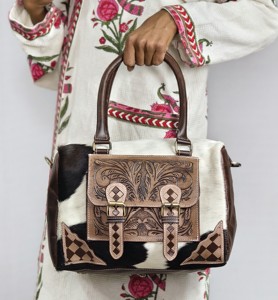 Bolsa de Viaje de Piel Vacuna de Lujo 2026, 100% Piel Genuina, con Diseño Floral Repujado y Patrón a Cuadros, Asas Dobles para Llevar - Product Image 3