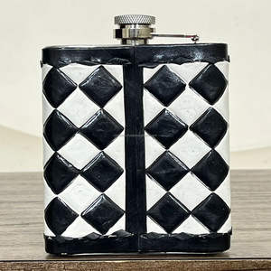 Nuevo Diseño 2026: Lujosa Botella de Bolsillo de Acero Inoxidable con Cuero de Vaca Grabado a Mano, Antiderrames, a Cuadros Blanco y Negro - Product Image 6