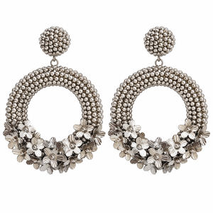 Pendientes de Aro con Cuentas de Vidrio en Tono Plateado y Adorno Floral, Joyería Artesanal para Mujer - Product Image 1