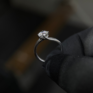 Bague de fiançailles pour femme en or 14 carats avec diamant de laboratoire de 1,50 carat, certifiée IGI - Product Image 3