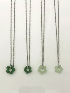 Collier pendentif fleur en jade vert argenté fait main, pierre claire et foncée, bijoux bohèmes minimalistes, cadeau - Product Image 2