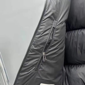 Chaqueta Corta Acolchada Unisex con Capucha, Cuello Alto, Cierre de Botones, Resistente al Viento, Abrigo de Invierno de Color Sólido, Relleno de Poliéster con Revestimiento de PU - Product Image 3