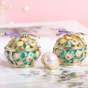 Boîte à bijoux en métal ornée SKIES TRADERS, style vintage, plaqué argent, organisateur de bibelots floral, coffre à souvenirs émaillé de style antique - Product Image 2