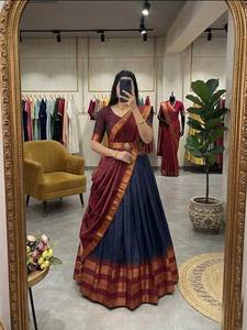 Abrace el encanto real de la tradición sureña india con este exquisito conjunto de lehenga de algodón y seda, con bordes de zari en tonos de joyas. - Product Image 6