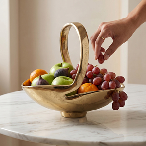 Bol de service en métal doré avec une poignée torsadée élégante au design unique, parfait pour ajouter une touche de luxe aux tables modernes - Product Image 6