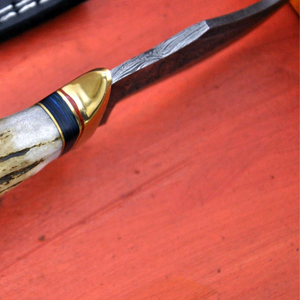 Couteau de chasse et de dépecage professionnel en acier Damas fait main de haute qualité, avec manche en bois et bois de cerf, pour la survie en extérieur et le camping - Product Image 5