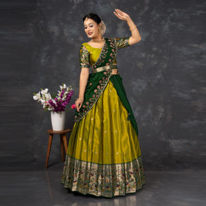 Lehenga Choli en soie tissée avec bordure, jupe évasée, blouse élégante, dupatta brodé – Traditionnel, pour remise de diplôme, plage, Diwali - Product Image 4