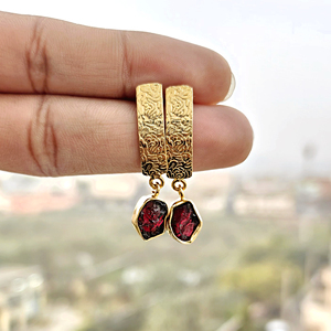 Pendientes de gota con granate natural sin tallar y cuarzo rosa, chapados en oro de 18k, de latón texturizado, para mujer. - Product Image 3