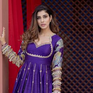 Robe de créateur et Dupatta pour les vêtements de mariage pour le look de fête - Product Image 2