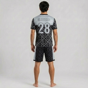 Tenue de football personnalisée haut de gamme avec maillot et short en tissu polyester flexible pour l'entraînement et les matchs de ligue. - Product Image 2