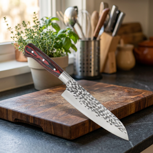 Couteau Santoku Ambidextre Écologique de 7 Pouces, Lame Forgée en Acier Inoxydable Ultra-Aiguë, Couteau de Cuisine Classique avec Clip en Bois - Product Image 3