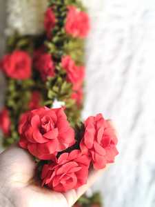 Guirlandes de fleurs artificielles faites à la main, blanches Mogra et roses, avec des suspensions de perles, pour la décoration de la maison, les mariages et les festivals. - Product Image 5