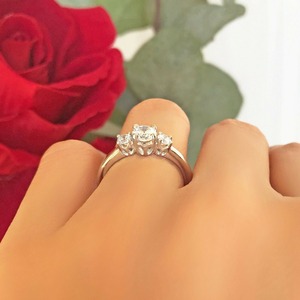 Anillo de Compromiso de Moissanita de Tres Piedras para Mujer, Corte Redondo, Anillo de Boda, Joyería de Diamantes Cultivados en Laboratorio - Product Image 5