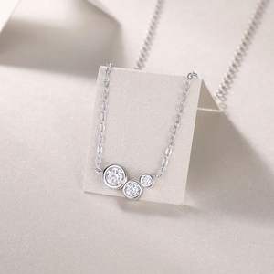 Collar de Diamantes con Tres Piedras Engastadas en Oro Blanco – Colgante de Diamante Minimalista con Corte Brillante Redondo – Joyería de Diamantes para Uso Diario - Product Image 3