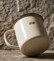 Mug de camping en émail incassable haute performance, avec corps blanc cassé et motif subtil de table de pique-nique