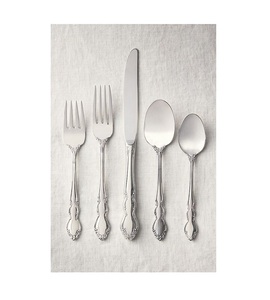 Juego de Cubiertos Clásicos de Metal con Mangos Ornamentados, Acabado Espejo de Alta Calidad, Aptos para Lavavajillas, Ideales para Bodas - Product Image 2