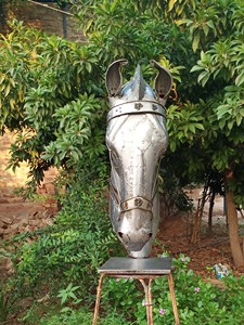 Cabeza de caballo de metal sobre soporte - Product Image 2