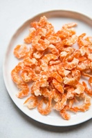 Crevettes séchées assaisonnées, collation de fruits de mer savoureuse et croustillante, pour la cuisine, comme garniture et prête à consommer // Mr. Alex Truong