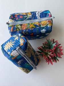 Trousse de Toilette Florale Matelassée – Ensemble de Sacs Cosmétiques Taille Moyenne Multifonction en Textile avec Fermeture Éclair Style Moderne - Product Image 2