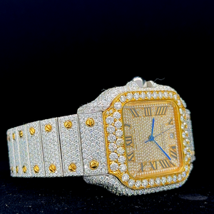 Reloj de Diamantes Clásico con Esfera Redonda Completamente Adornada con Moissanita y Números Arábigos, Personalizado y Elegante, para Hombre, Ideal para Regalo - Product Image 2