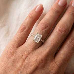 Bague de promesse romantique en moissanite taille radiant de 2 carats pour femme, en argent 925 plaqué jaune, pour cadeau de mariage - Product Image 3
