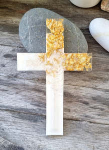 Escultura de Cruz de Resina Epoxi Esmaltada Hecha a Mano y Ecológica con Incrustaciones de Hoja de Oro, Pieza de Arte Religiosa para Decoración del Hogar - Product Image 4