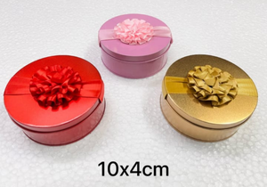 Boîte cadeau en métal rose à pois au design artisanal contemporain avec détail rose |   Cadeaux en boîte décoratifs personnalisés |   Boîte à souvenirs élégante - Product Image 2