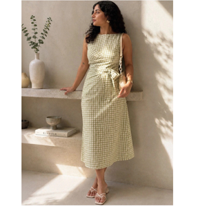 Robe midi à carreaux avec une silhouette évasée pour les tenues décontractées, à porter au quotidien, mode féminine élégante et adaptée aux saisons. - Product Image 1