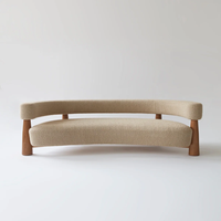 Canapé trois places en bouclettes courbées avec pieds en bois et dossier rembourré, design scandinave, mobilier de salon pour villa et usage scolaire