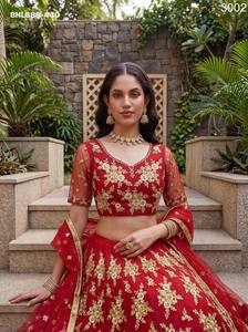 ชุดเลเฮนกา-โชลีสีแดงปักลายดอกไม้ด้วยด้ายซารีคุณภาพเยี่ยมแบบใหม่ ผลิตจากอินเดียโดยผู้ผลิตชั้นนำ - Product Image 3